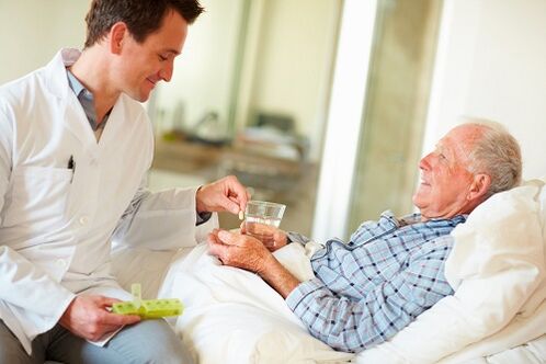 lekár dáva tabletku na prostatitídu